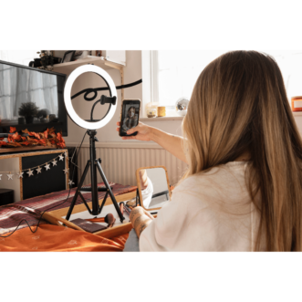 Czy można legalnie nagrywać covery piosenek na TikToku? Poradnik prawny dla Twórców.