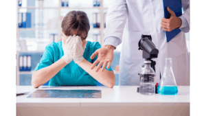Kiedy myślimy o błędzie medycznym, najczęściej wyobrażamy sobie pomyłkę chirurga przy stole operacyjnym lub złą diagnozę lekarza w gabinecie. Tymczasem, jak pokazuje orzecznictwo sądowe, ogromna liczba tragedii pacjentów ma swoje źródło nie w braku wiedzy medycznej, ale w chaosie organizacyjnym, zaniedbaniach personelu i lekceważeniu procedur.