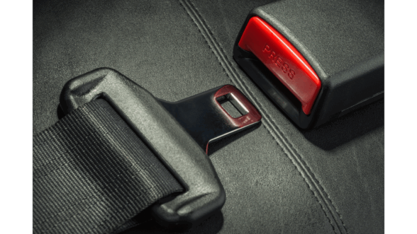 Czy trzeba zapinać pasy „z tyłu”? Czy kierowca za to odpowiada?